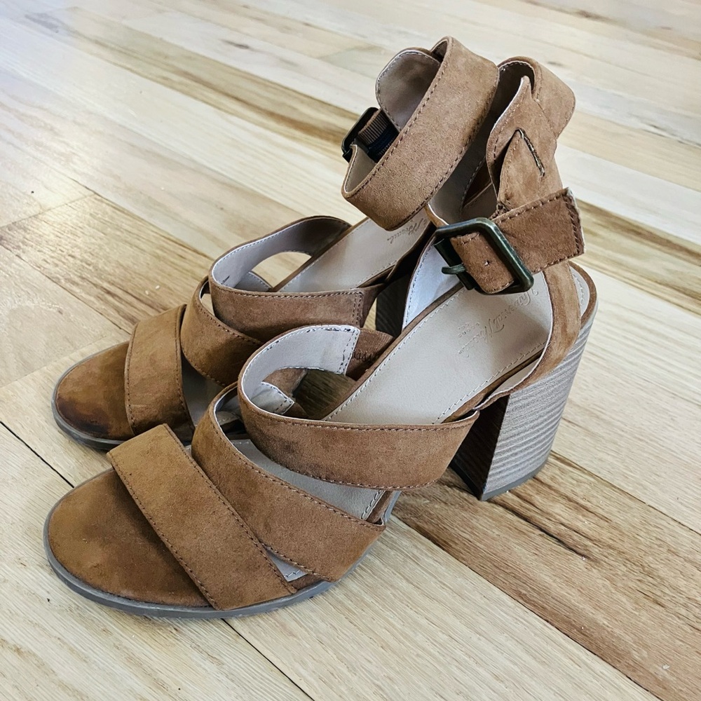 Universal Thread Tan Suede Block Heel Sandals
